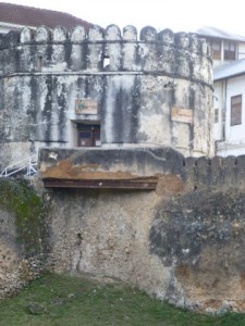 These walls had rounded pointed tops - a design one sees often on Zanzibar. 